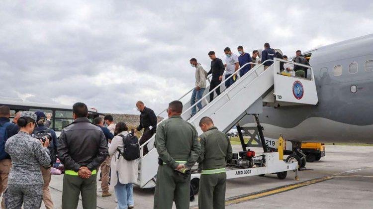 llega-a-colombia-un-tercer-avion-con-deportados-de-eeuu-167354 (1)