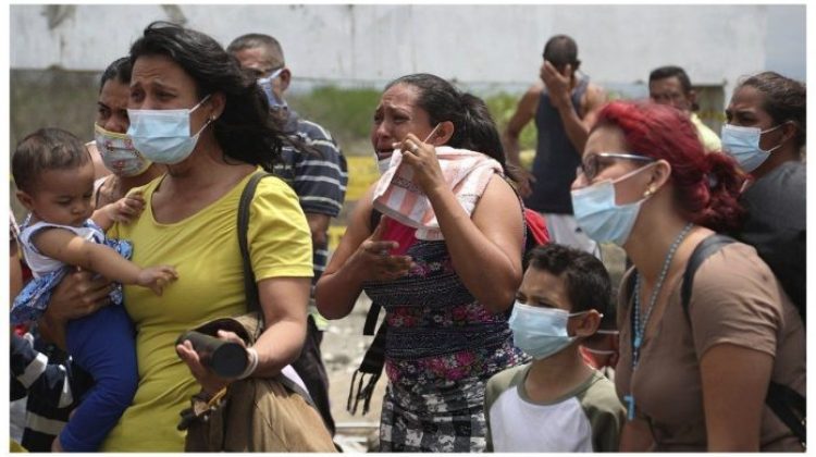 los-migrantes-venezolanos-lloran-despues-que-fueron-detenidos-ser-devueltos-ecuador-tumbes-peru-el-sabado-30-enero-2021-696x392