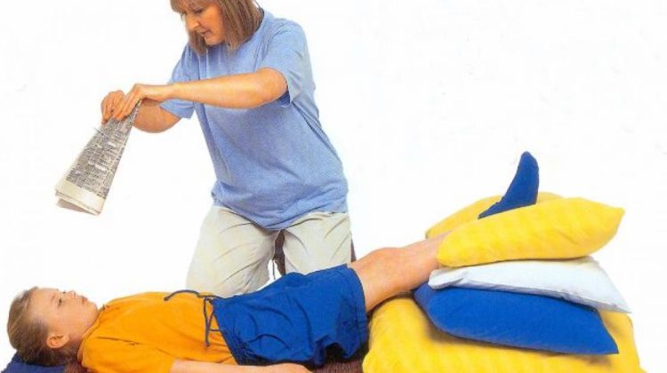 madre_reanimando_hija_desmayada