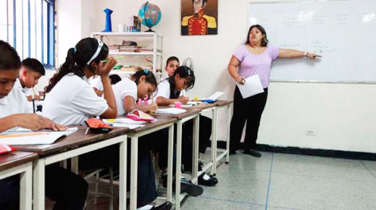maestro dando clases