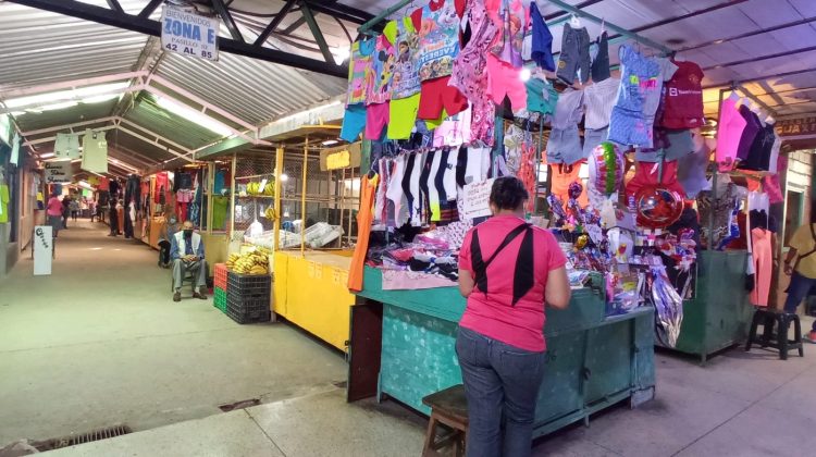 mesa en la zona de la ropa