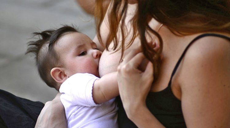 28 de Marzo del 2015/ SANTIAGO
Un bebe es amamantado por su madre durante la realizaciÛn, por segundo aÒo consecutivo, de la fotografÌa masiva de mujeres amamantando que convoca el proyecto ìTetarteî, iniciativa que busca generar espacios de informaciÛn sobre la lactancia materna para desmitificarla y promoverla. Esta intervenciÛn se llevÛ a cabo en la Biblioteca de Santiago, ubicada en Matucana 151, Metro Quinta Normal.
FOTO: MATIAS DELACROIX/AGENCIAUNO