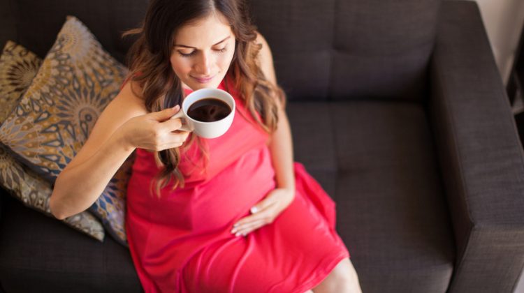 mujer embarazada tomando cafe