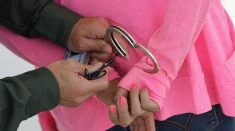 mujer-esposada-900x485-1-765x485