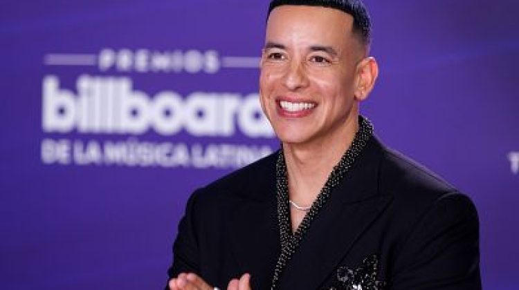 musico-puertorriqueno-daddy-yankee-a-su-lelgada-a-latin-billboard-2025_01761289612619 musico-puertorriqueno-daddy-yankee-a-su-lelgada-a-latin-billboard-2025_01761289612619