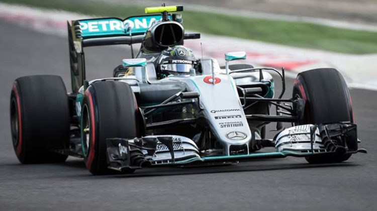 MTI199 MOGYOROD (HUNGRÍA) 22/07/2016.- El piloto alemán de Fórmula Uno Nico Rosberg, de Mercedes AMG, participa en la segunda sesión de entrenamientos libres para el Gran Premio de Hungría de Fórmula Uno en el circuito Hungaroring, en Mogyorod, al noreste de Budapest, hoy, 22 de julio de 2016. La carrera se disputará el próximo 24 de julio. EFE/Janos Marjai PROHIBIDO SU USO EN HUNGRÍA HUNGRÍA AUTOMOVILISMO GP HUNGRÍA