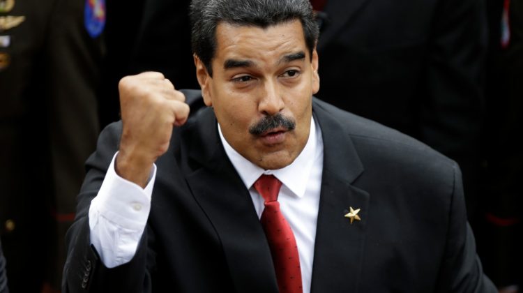 Nicolás Maduro saluda a partidarios al llegar al Congreso para su juramentación como presidente de Venezuela, el 19 de abril de 2013. Gobierno y opositores en Venezuela están enfrentados por supuestos ataques cometidos por la oposición contra clínicas del gobierno. La oposición asegura que las acusaciones son falsas. (Foto AP/Fernando Llano)