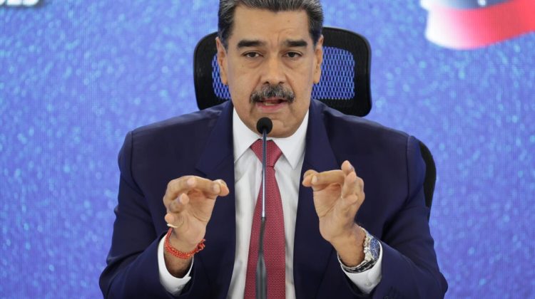 AME9907. CARACAS (VENEZUELA), 15/09/2025.- El presidente de Venezuela, Nicolás Maduro, habla en una rueda de prensa este lunes en Caracas (Venezuela). Maduro advirtió a los países del "gran Caribe" sobre una "guerra" por un "cambio de régimen" que, insistió, quiere propiciar Estados Unidos, país que mantiene un despliegue naval en el mar Caribe bajo el argumento de combatir el narcotráfico. EFE/Miguel Gutierrez