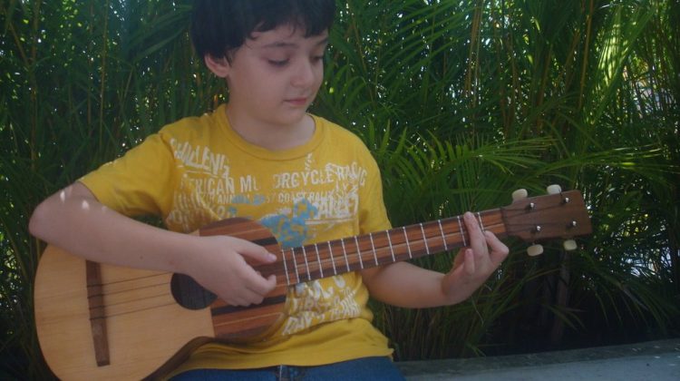 niño con instrumentos