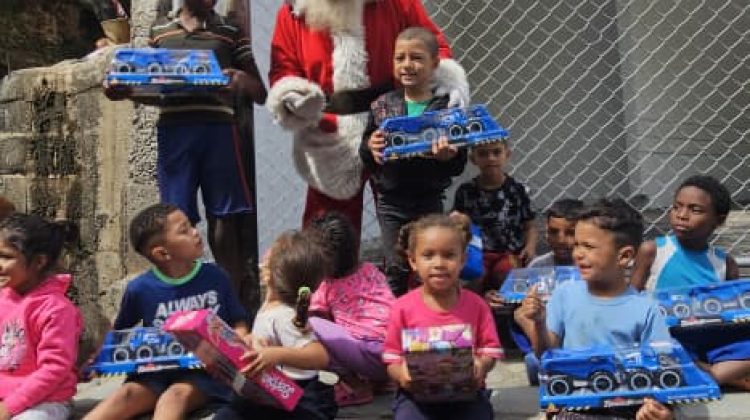 niños con santa claus