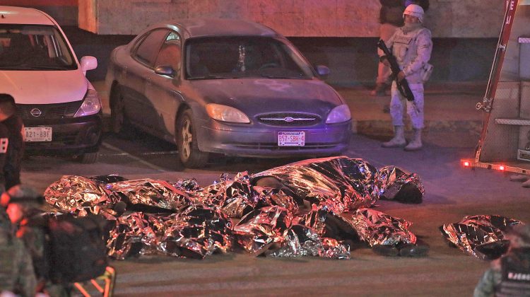 Los cuerpos de migrantes fallecidos durante un incendio en las instalaciones del Instituto Nacional de Migración (INM), la noche del 27 de marzo de 2023, en Ciudad Juárez, Chihuahua (México). EFE/Luis Torres