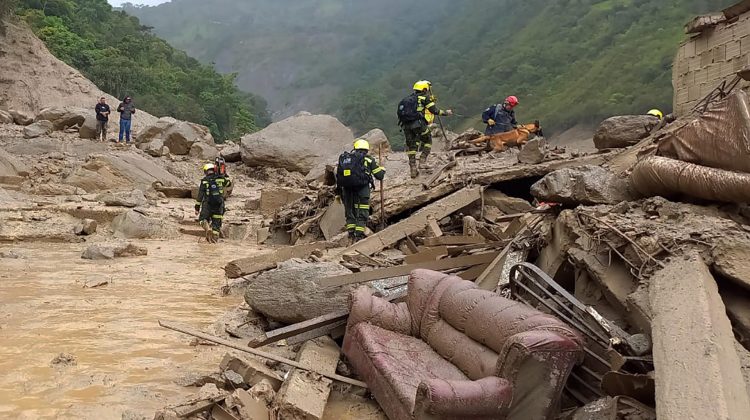 Fotografía cedida por la Policía Nacional de Colombia que muestra a miembros de organismos de rescate en la zona donde ocurrió una avalancha en Quetame, Cundinamarca (Colombia). EFE/Policía De Colombia