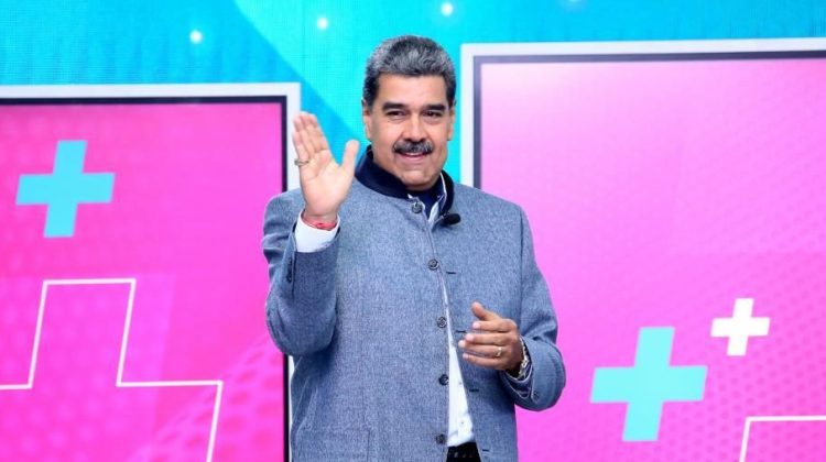 AME1575. CARACAS (VENEZUELA), 29/04/2024.- Fotografía cedida por Prensa Miraflores del presidente de Venezuela, Nicolás Maduro, durante su programa semanal de televisión "Con Maduro +", este lunes en Caracas (Venezuela). El presidente de Venezuela, Nicolás Maduro, dijo este lunes que el país "no necesita" que se emitan licencias para "crecer y desarrollarse", en referencia a permisos otorgados por Estados Unidos a empresas internacionales para hacer negocios en el sector del petróleo y el gas en el país caribeño. EFE/ Prensa Miraflores / SOLO USO EDITORIAL/ SOLO DISPONIBLE PARA ILUSTRAR LA NOTICIA QUE ACOMPAÑA (CRÉDITO OBLIGATORIO)