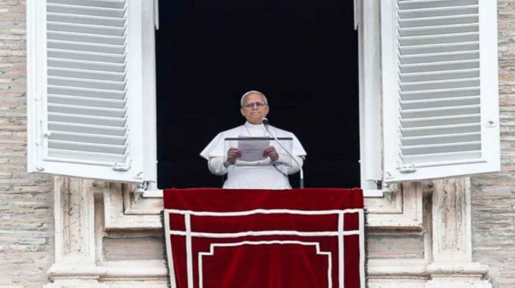 Vatican City (Vatican City State (Holy See)), 15/03/2026.- Pope Leo XIV leads the Angelus prayer, traditional Sunday's prayer, from the window of his office overlooking Saint Peter's Square, Vatican City, 15 March 2026. (Papa) EFE/EPA/ANGELO CARCONI