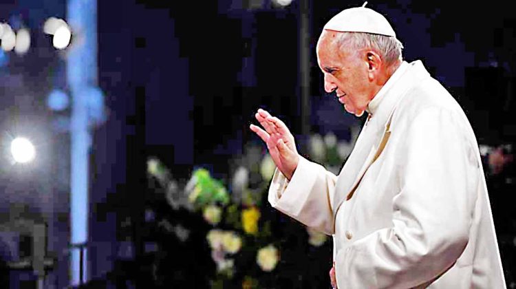Rome (Italy), 30/03/2018.- Pope Francis presides the Via Crucis (Way of the Cross) torchlight procession on the Good Friday in front of ancient Colosseum in Rome, Italy, 30 March 2018. (Papa, Roma, Italia) EFE/EPA/ALESSANDRO DI MEO