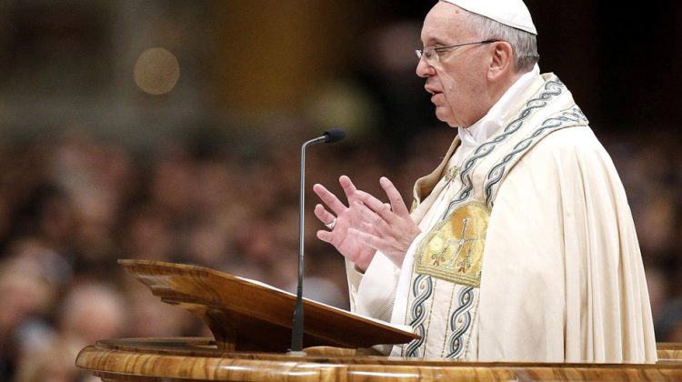 VAT04 CIUDAD DEL VATICANO (VATICANO) 31/12/2013.- El papa Francisco oficia por primera vez en su pontificado la oración de las primeras vísperas y el "Te Deum", para dar gracias por el año transcurrido, en la Basílica de San Pedro del Vaticano hoy, martes 31 de diciembre de 2013. EFE/Fabio Frustaci