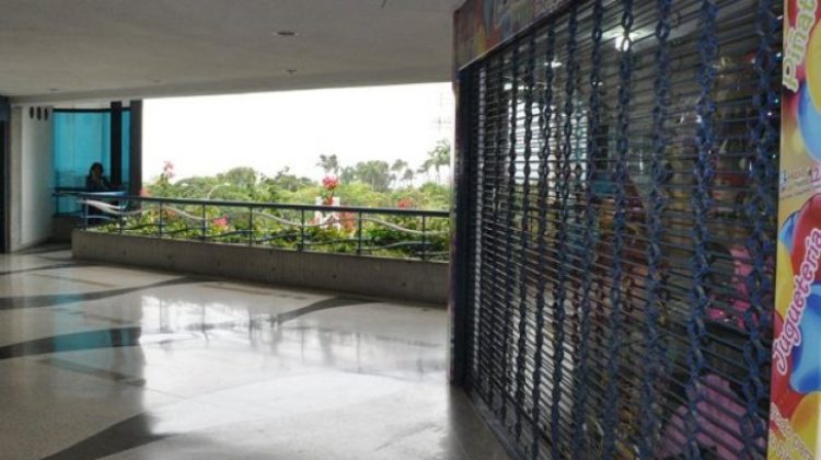 pasillo-comercio-cerrado