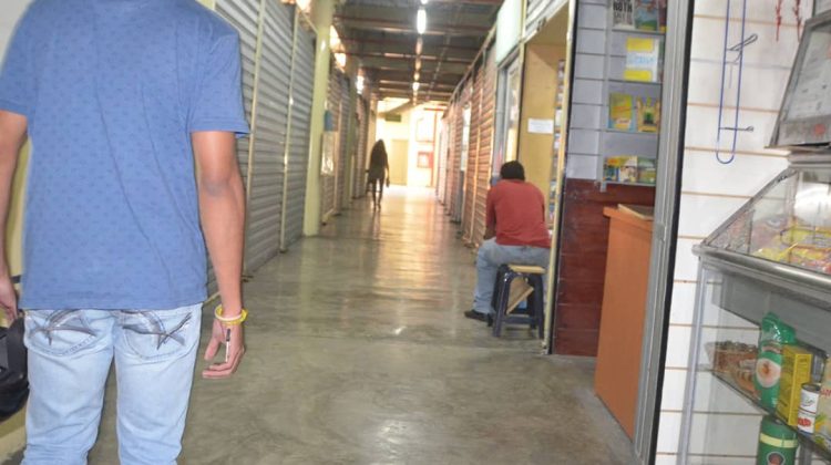 pasillo mercado plaza