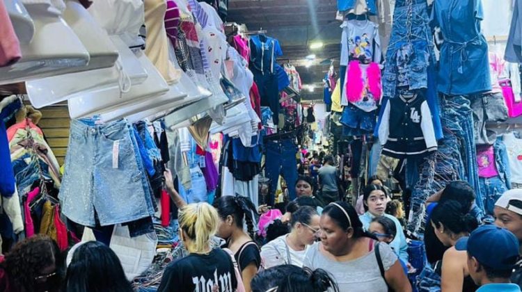 pasillos full de compradores