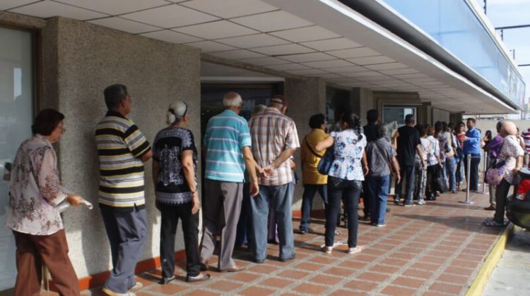 MARACAIBO, VENEZUELA, 22/08/2017

PENSIONADOS HACEN LARGAS COLAS EN LOS BANCOS