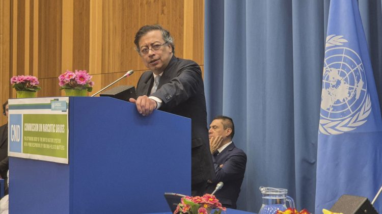 VIENA, 09/03/2026.- El presidente de Colombia, Gustavo Petro, participa este lunes en Viena, en la Comisión de Estupefacientes de la ONU, el principal órgano multilateral de decisión en materia de drogas. El informe anual de la Junta Internacional de Fiscalización de Estupefacientes (JIFE), publicado el pasado 26 de febrero, destaca que la producción mundial de cocaína habría superado las 3.700 toneladas en 2023, un 34 % más que en 2022, y es el narcótico cuyo mercado más crece. EFE/ Antonio Sánchez