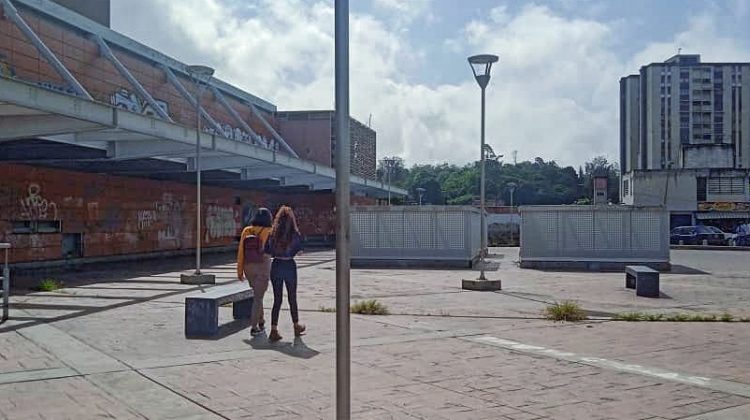 plaza estacion guaicaipuro, juan