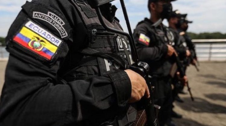 policia-de-ecuador-3-8-696x455