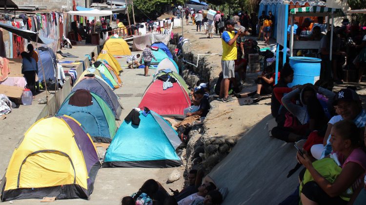 Migrantes permanecen en campamentos improvizados el 23 de febrero de 2024 en una calle de la ciudad de Tapachula (México). 
La frontera sur de México resiente la agudización del éxodo de Venezuela, tras un incremento de 131,8 % de la migración irregular de ese país en 2023 hasta las casi 223.000 personas, más de la cuarta parte del total de migrantes detectados por el Gobierno mexicano. EFE/Juan Manuel Blanco