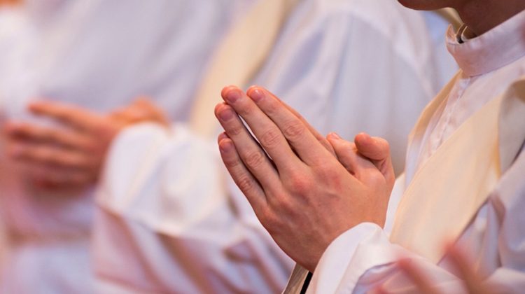 sacerdote-iglesia