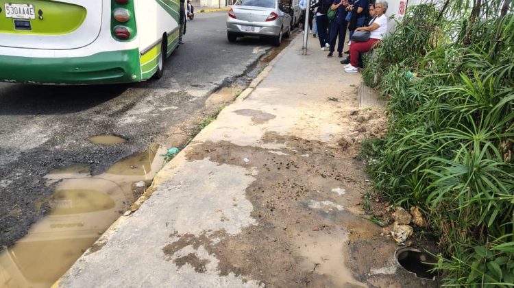 taponearon bote de aguas en la bolivar