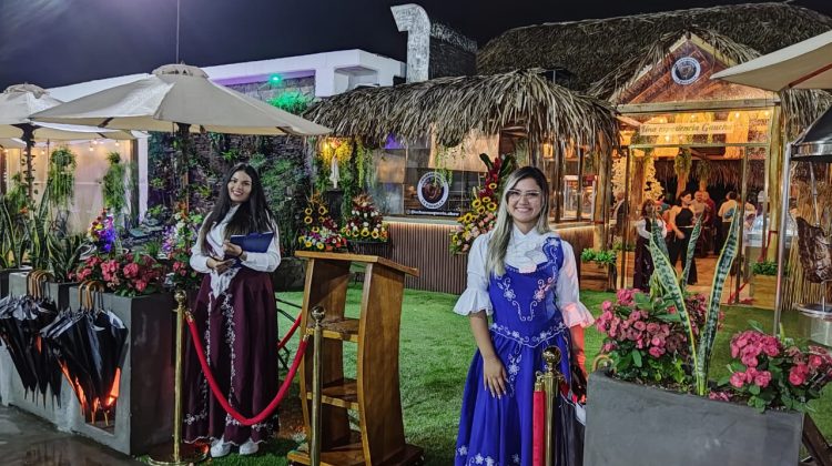 trajes-tipicos-lucen-las-anfritrionas