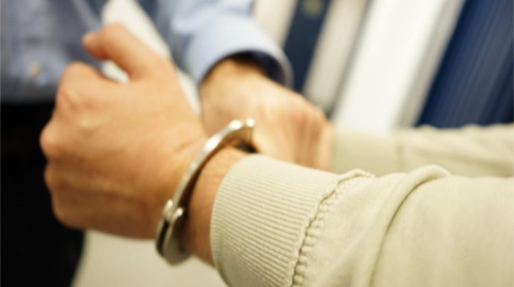 un-preso-con-las-esposas08